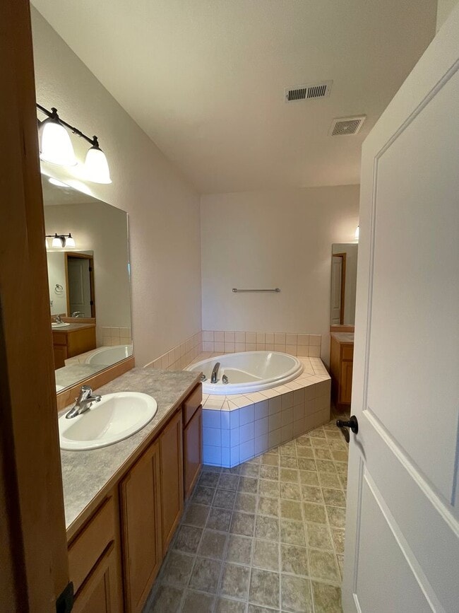 Building Photo - Spacious 3-Bed Home with Private Baths, Ow...