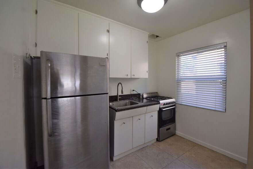 Building Photo - 605-609 North Hollywood Way