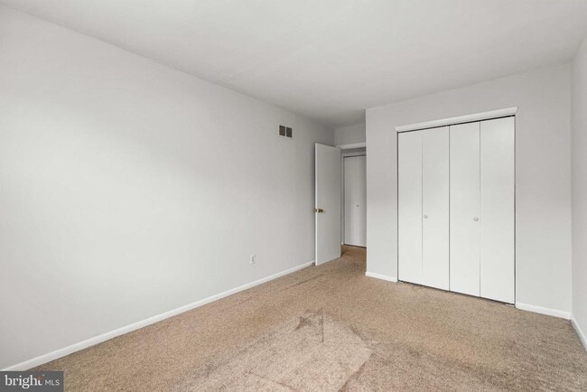 Building Photo - 132 E Green Valley Cir