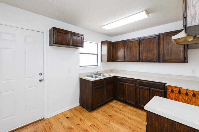 Building Photo - 102 St Pierre Ln