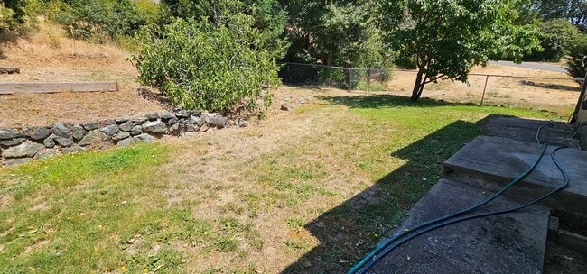 Building Photo - Large Yard - NE Grants Pass