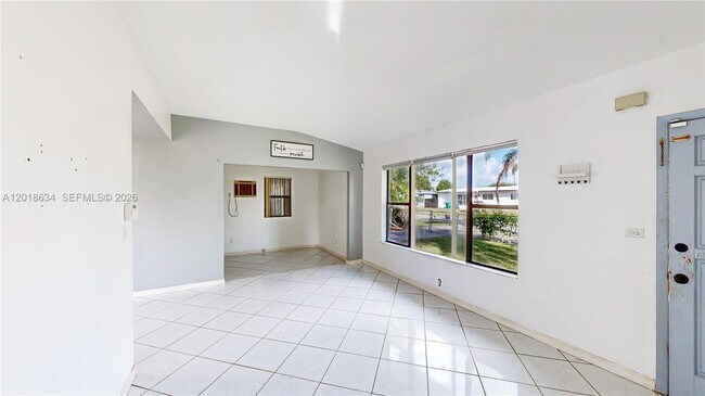 Building Photo - 1610 NW 9th Ct