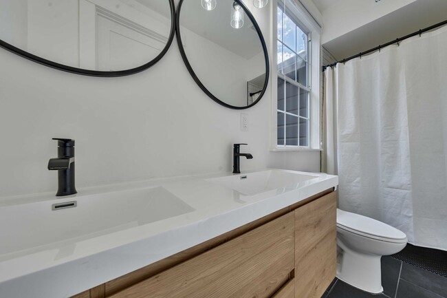 Building Photo - Fully Updated 2BR/2BA Victorian with Priva...