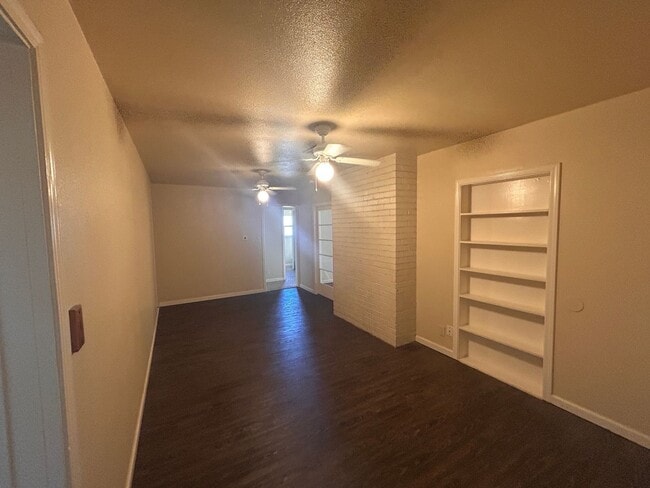 Building Photo - Affordable in Northwest Hanford with central air
