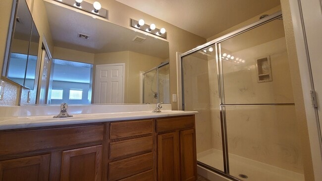Building Photo - 3 Bedroom home located near Mountains Edge.