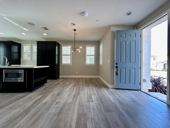 Building Photo - Beautiful Modern 3 Bedroom With Solar! - Apply Today!