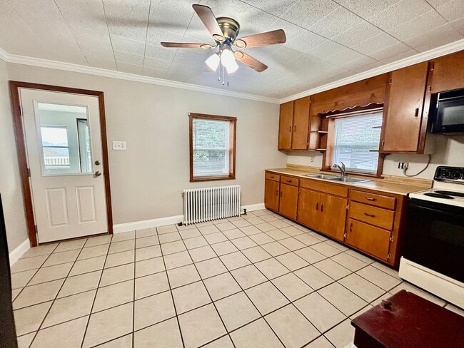 Building Photo - Spacious 3-Bedroom 1.5 Bath Home For Rent ...
