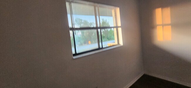 Building Photo - 1552 University Ln