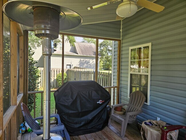 Building Photo - Beautiful unfurnished 4 bedroom, 2.5 bath ...
