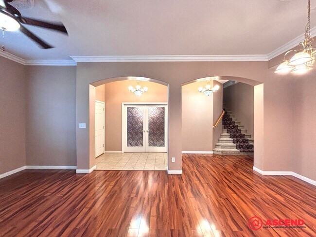 Building Photo - Lovely 5 Bedroom Home In River Oaks Area!