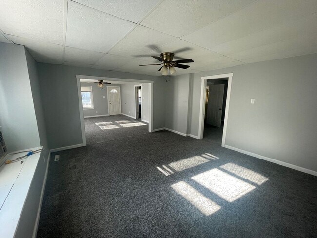 Building Photo - Updated 2 Bedroom House W/ Fenced Yard and...