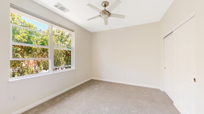 Building Photo - 4-Bedroom Townhome in San Jose!