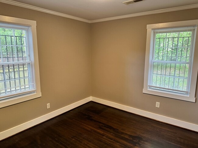 Building Photo - Adorable Two Bedroom Duplex in Belmont Com...
