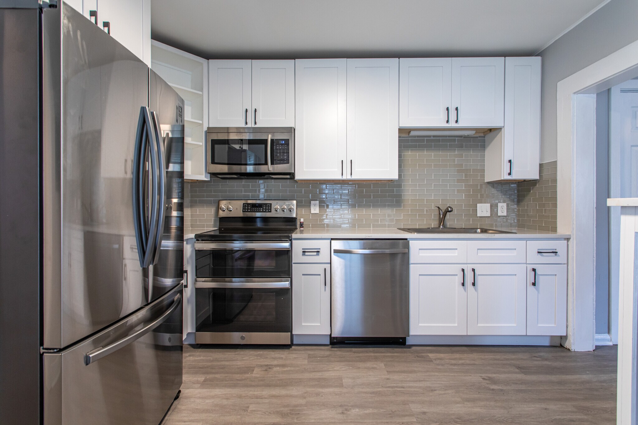 Renovated kitchen with new Samsung appliance suite - 894 Ormewood Ave SE