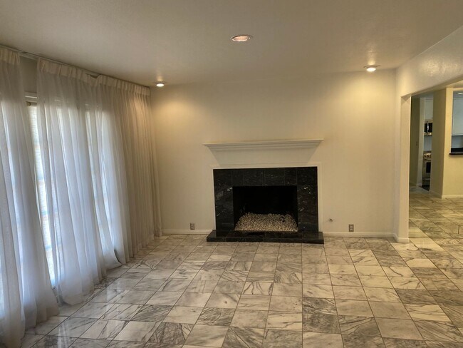 Building Photo - Las Vegas Country Club. Modernized and Upg...