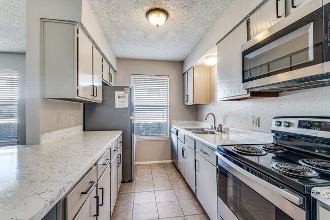 Building Photo - Charming 2-Bedroom Townhome in North Irving with Spacious 2-Car Garage