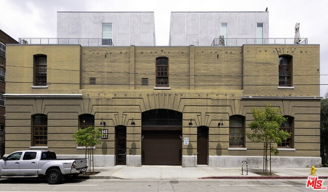 Building Photo - 940 E 2nd St