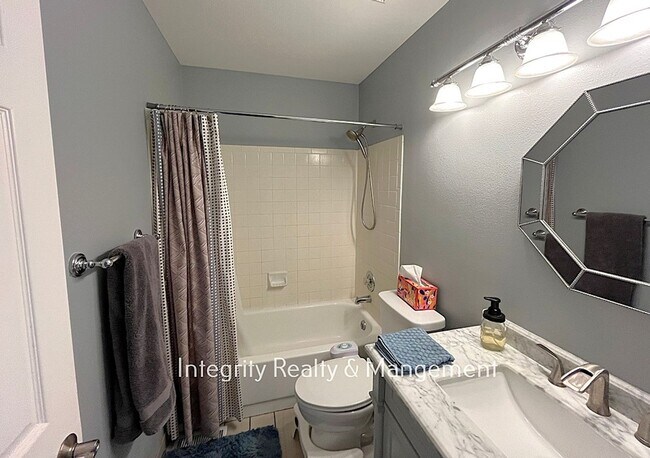 Building Photo - 4 bed 4 bath 1,954 sq ft-19151 E Garden Pl. Centennial Co 80015