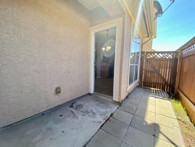 Building Photo - Medical Center/USAA/ UTSA 3 BD/2.5 BA Ready for Move In!