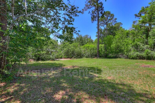 Building Photo - 2404 Southdale Dr