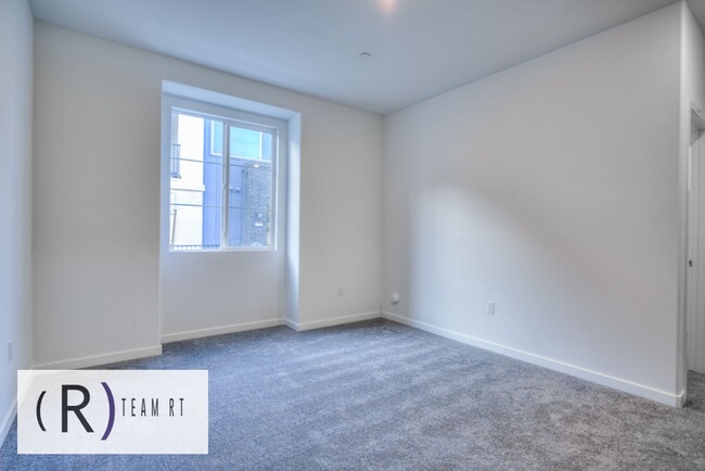 Building Photo - Brand new studio condo with modern design ...