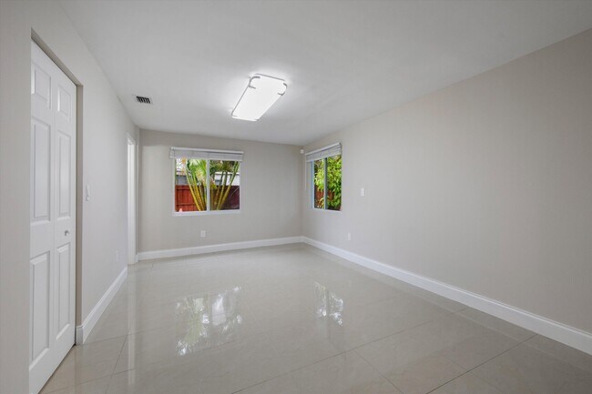 Building Photo - 1137 NE 1st Ave.