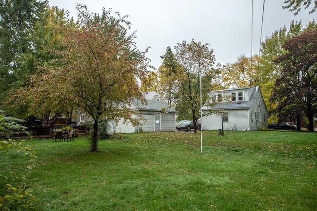 Building Photo - 3 bedroom, 1 bathroom Home With Garage