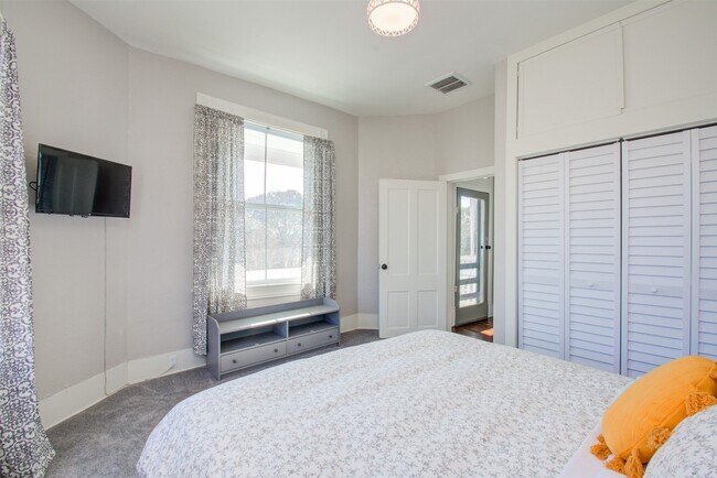 Building Photo - 3304 Avenue Q