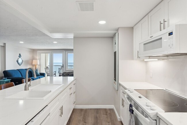 Building Photo - Fully Furnished Oceanfront 2 bed/2 bath