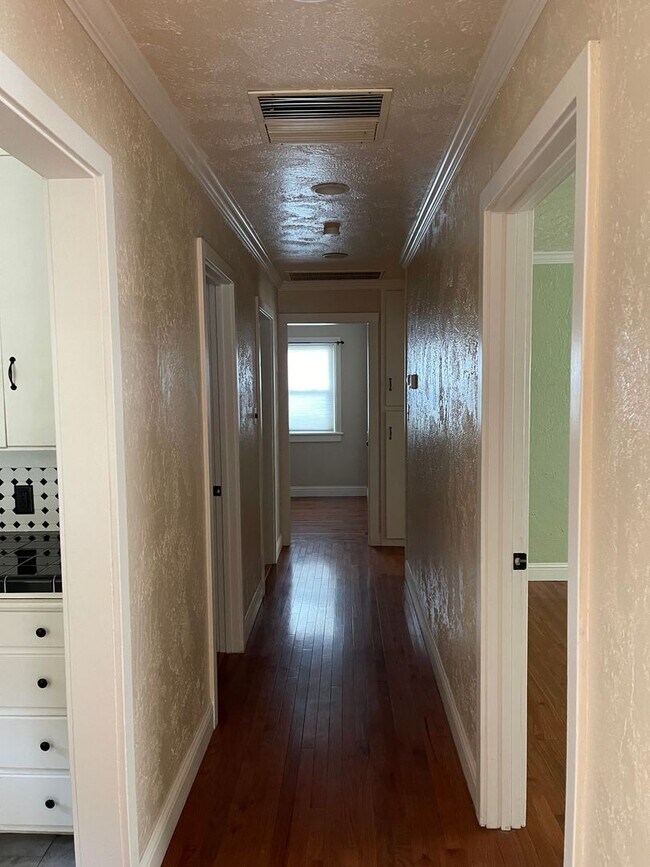 Building Photo - CHARMING 4 BED 2 BATH HOUSE NEAR DOWNTOWN