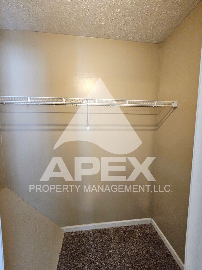 Building Photo - MOVE-IN SPECIAL,NO RENT TIL JUNE 1ST! - Nice 2 Bd | 1.5 Ba Townhouse in West Knox Condo Community!