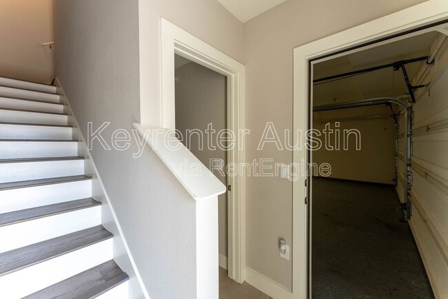 Building Photo - 604 N Bluff Dr