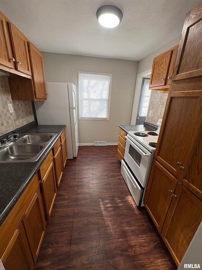 Building Photo - 2324 W Gilbert Ave