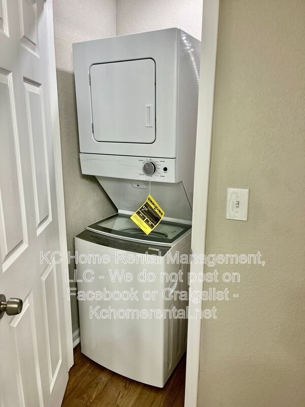 Building Photo - 4042 Paseo Blvd