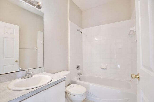 Building Photo - Lovely 3/2 Spacious Home and a 2 Car Garage in Deans Reserve - Orlando!