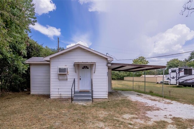 Primary Photo - 137 Lee Ln