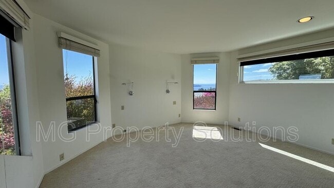 Building Photo - 974 Vernal Ave