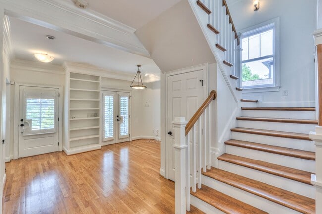 Building Photo - Perfect Brownstone in Sylvan Park near West End