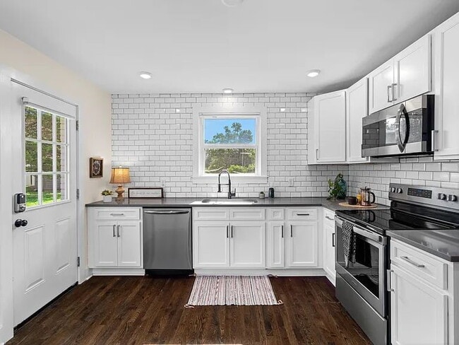 Building Photo - 2 Bedroom, 1 Bathroom Duplex Near Woodbine...