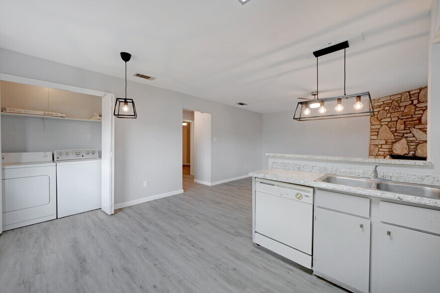 Building Photo - 801 Bracewood Cir