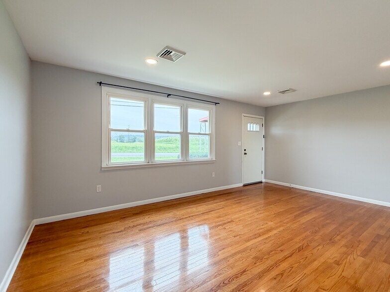 Building Photo - 1435 Bowmansville Rd
