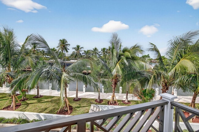 Building Photo - 400 Mola Ave