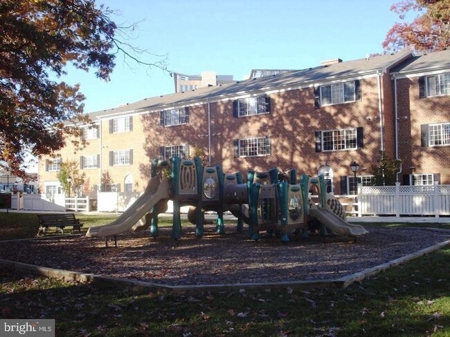 Building Photo - 5272 Maris Ave