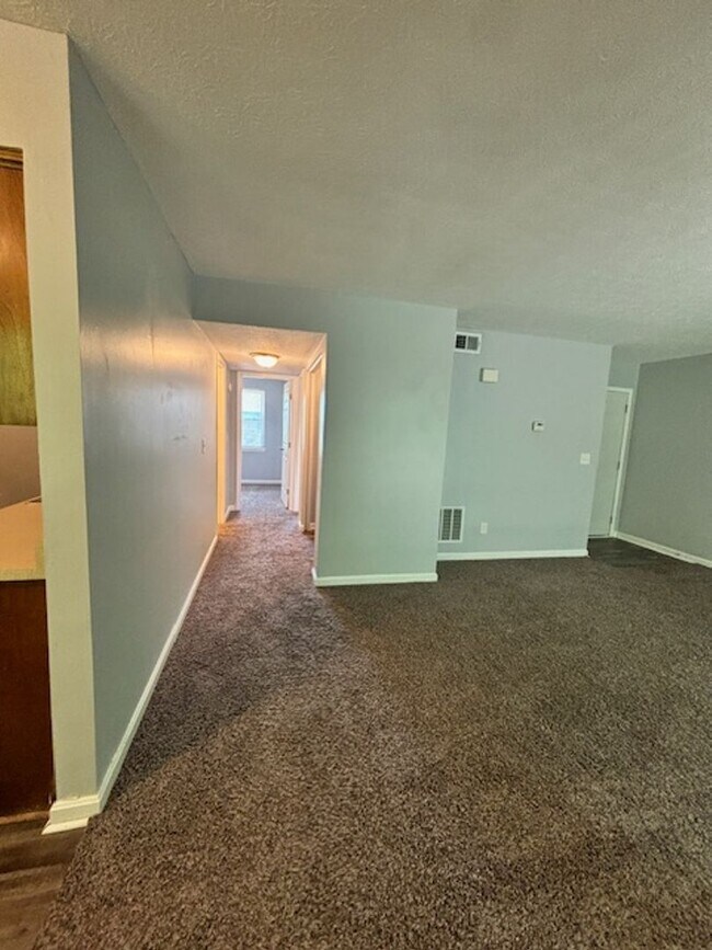 Building Photo - 1590 Illinois Rd