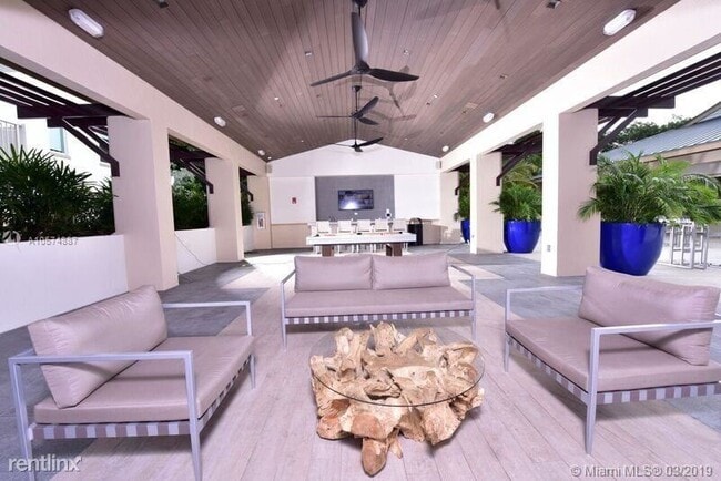 Building Photo - 601 NE 39th St