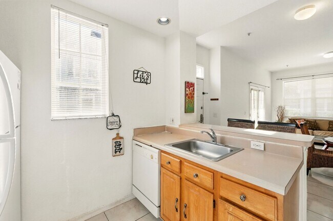 Building Photo - Charming and Spacious 4-Bedroom, 3-Bathroom Fully Furnished Townhome  in the Sought-After Venetia...