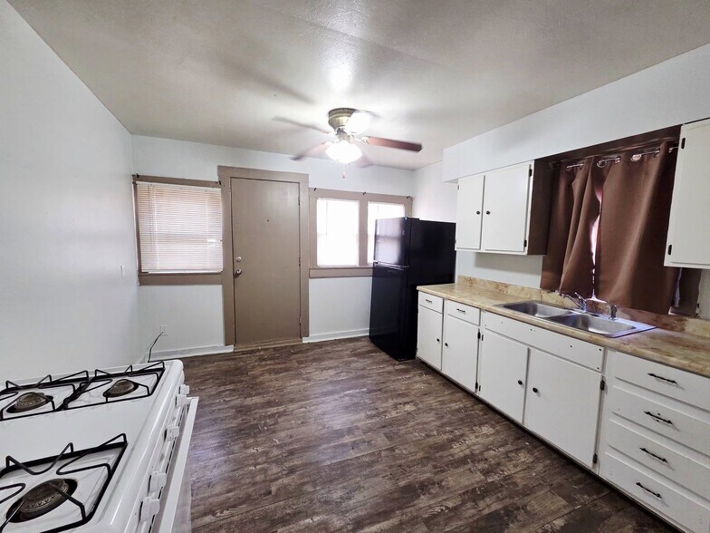 Building Photo - 1001 S Main St