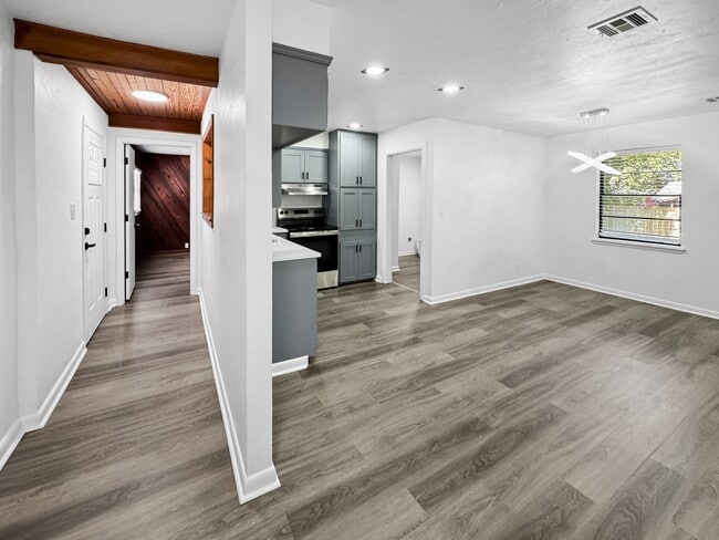 Building Photo - 513 Manor Dr