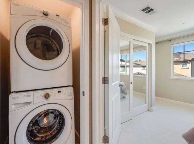 Building Photo - Luxury 3-Bed Townhouse in Hayward Just Built in 2019!