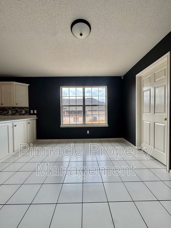 Building Photo - 10 Southridge Dr